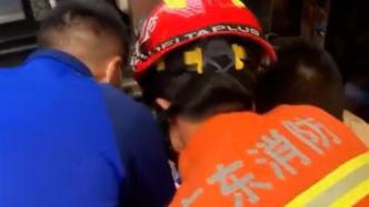12人被困商场电梯，有人出现缺氧症状，消防员赶赴救出