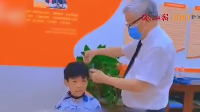 金華一校長化身Tony給小學生理發,同學:校長剪平頭最牛