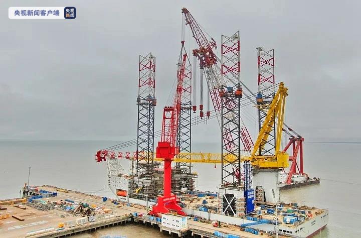 全球首艘第四代风电安装船桩腿吊装在江苏启东全部完成