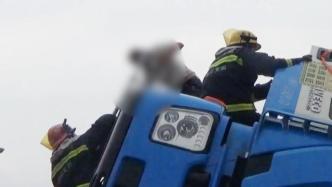 货车高速口侧翻，消防员爬车顶救出被困司机