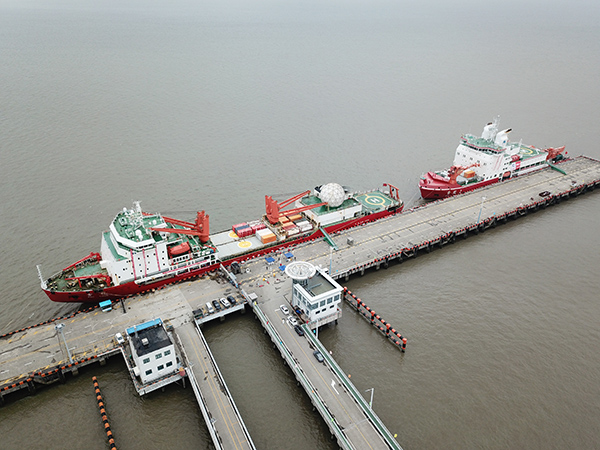 "双龙"返沪,靠泊在上海外高桥的中国极地科考国内基地码头