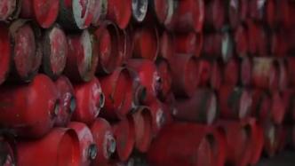 取证现场发现千具废旧灭火器，小作坊涉嫌非法填充被罚