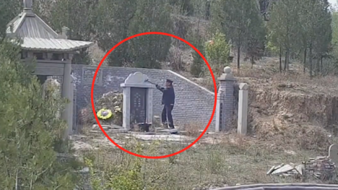 男子持铁锤砸毁墓碑，陕西绥德警方公开征集线索