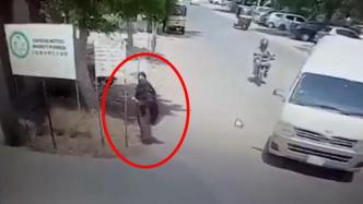 卡拉奇爆炸现场监控视频曝光：车辆靠近一长袍女子后发生爆炸