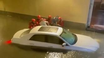 桂林一夜暴雨，一辆小车穿过积水熄火人员被困