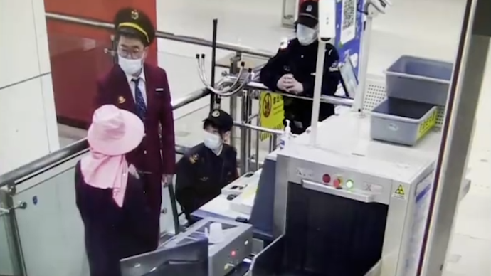 老人手機沒電無法掃碼進站，地鐵站長幫忙