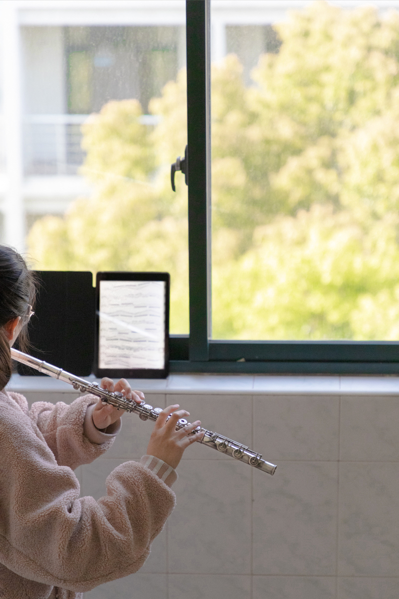 2022年4月5日，同学在楼道中练习长笛。卫卓然 图