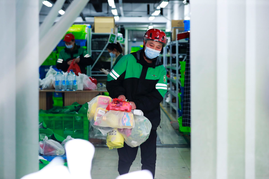 工人准备复工. 本文图片均为叮咚买菜提供