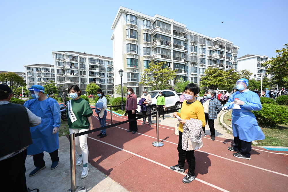 疫苗接种窗口下设在了小区门口,居民排队接种疫苗