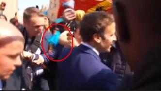外媒：马克龙胜选后首次公开露面被抗议者砸番茄