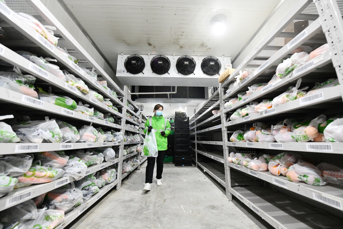 2022年4月25日,上海,美团买菜中山北路站前置仓的分拣人员正在分配