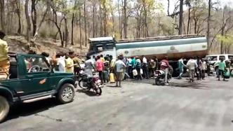 印度一油罐车撞山致柴油泄漏，民众提桶哄抢