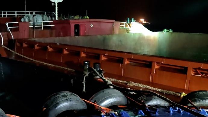 舟山海事局查获2万吨级重载非法涉海内河船