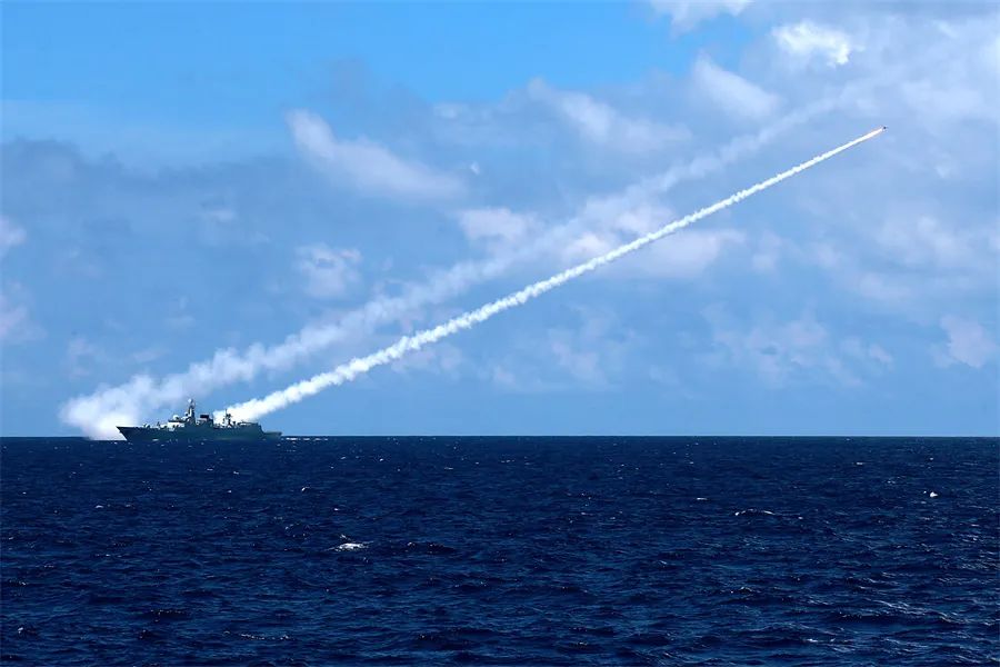 海军导弹驱逐舰广州舰发射舰空导弹.蒲海洋摄