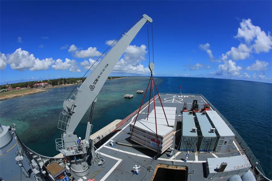 海军船坞登陆舰五指山舰和综合补给舰查干湖舰赴汤加运送救援物资.