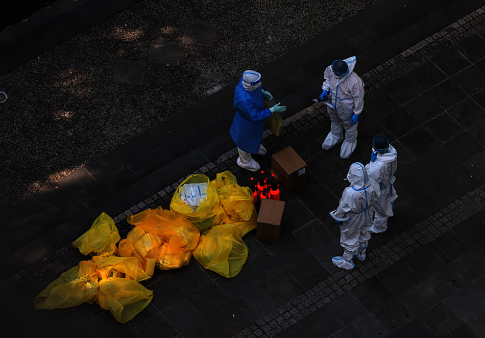 江苏省援沪医疗队的苏州医务工作者及党员志愿者们正在做着核酸前的准备工作。 张宇/IP SHANGHAI 图