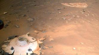 NASA火星直升机拍到毅力号火星车的降落伞和背罩