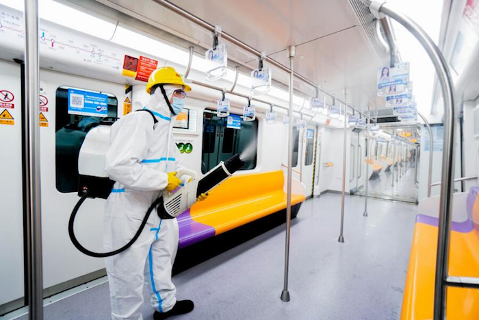 上海地铁物业管理有限公司的保洁人员正在对列车车厢进行消毒