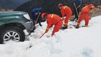 法国籍驴友被困雪山，消防出动护送解困