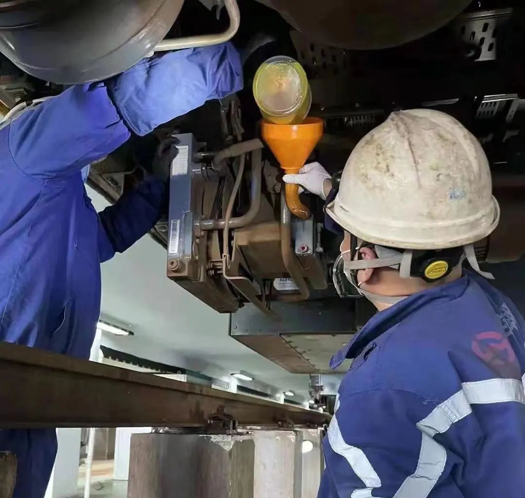 上海轨发-值班员工正在为均修中的空压机加油保养。