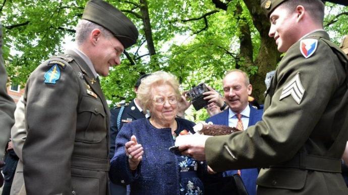 美军为意大利一90岁老人送生日蛋糕，补上77年前的遗憾