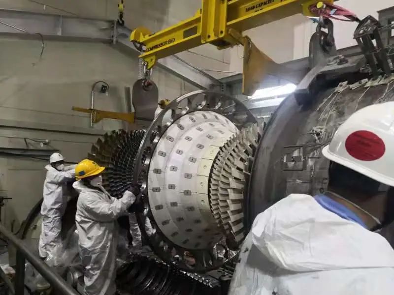 疫情期间，上海汽轮机厂燃机检修班在揭东燃机项目现场作维修服务。