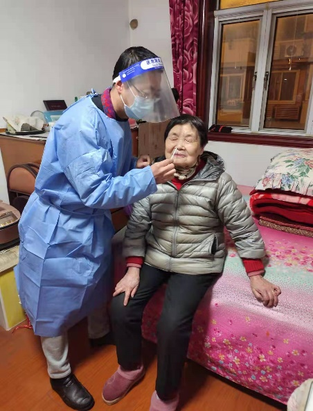 电气志愿者上门帮助老人做核酸检测和抗原测试。