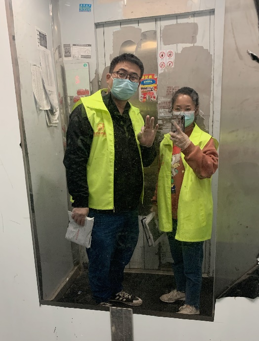 电气康达志愿者王凡、曹颖夫妻在楼栋核对居民信息。