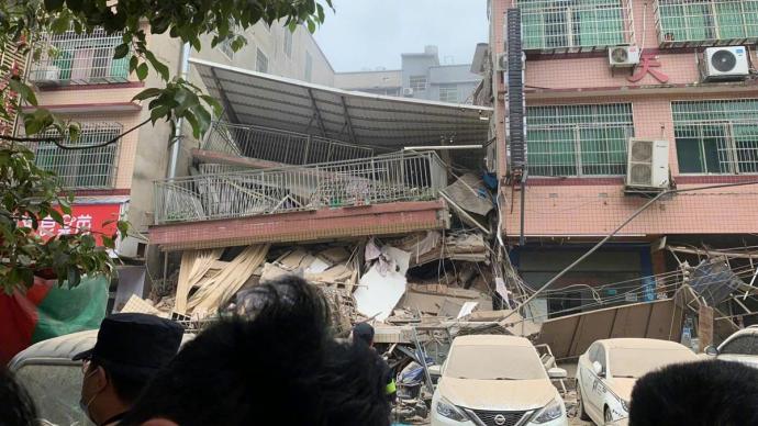 直擊丨長沙望城區一6層半民房垮塌，正在開展緊急救援