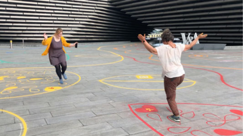 “#oneplaything”的游戏场地，在保持社交距离的前提下鼓励不同形式的互动。图片来源：V&A Dundee博物馆“#oneplaything”