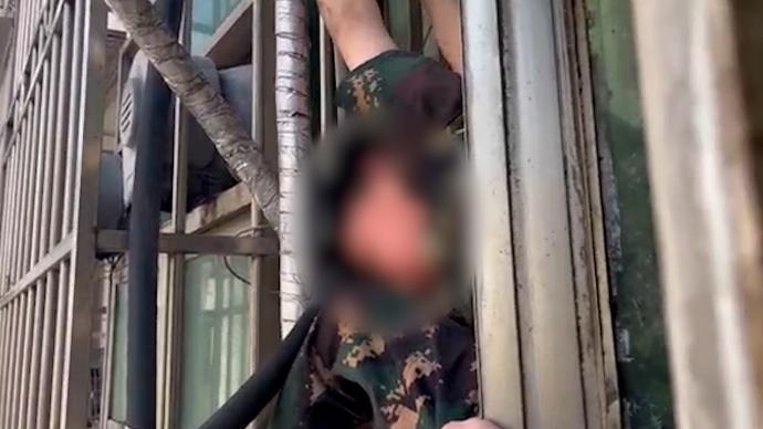 男孩偷玩手機(jī)至凌晨被家長批評后翻窗被困,消防救回