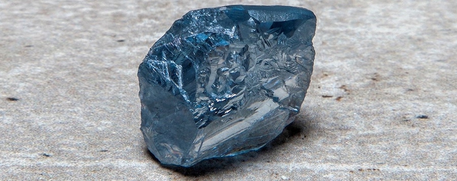于2021年在南非库利南钻矿（Cullinan Mine）发现的蓝钻原石重达40克拉。