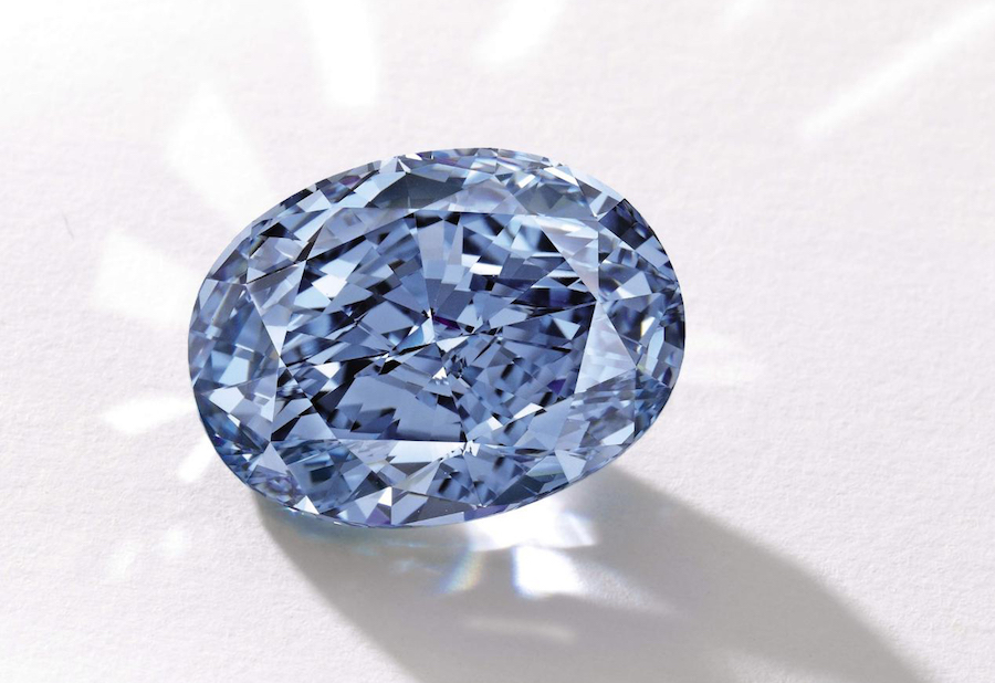 重10.10克拉的卵形艳彩蓝钻“戴比尔斯千禧瑰宝4”（De Beers Millennium Jewel 4），该钻于2016年4月在香港苏富比以3，180万美元 / 2亿4，828万港元成交。