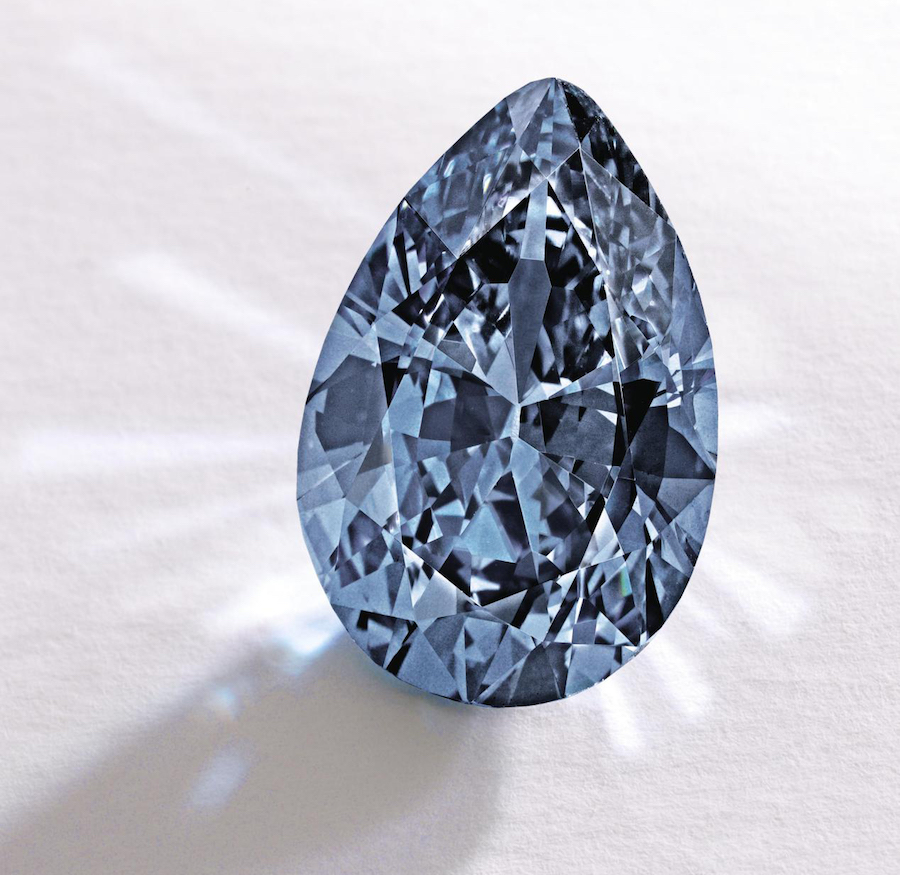 来自梅隆夫人珍藏“The Zoe Diamond”9.75 克拉艳彩蓝钻，梨形切割，VVS2 净度，纽约苏富比，2014 年 11 月，成交价：32,645,000 美元（每克拉 3,348,205 美元）。