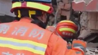 长沙楼房坍塌救援现场：消防员用生命探测仪发现狭缝中有人员被困