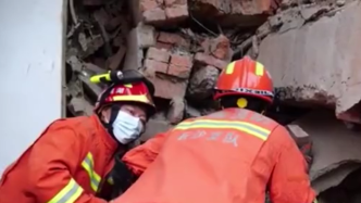 直击丨长沙房屋倒塌现场，被困人员敲墙回应消防员