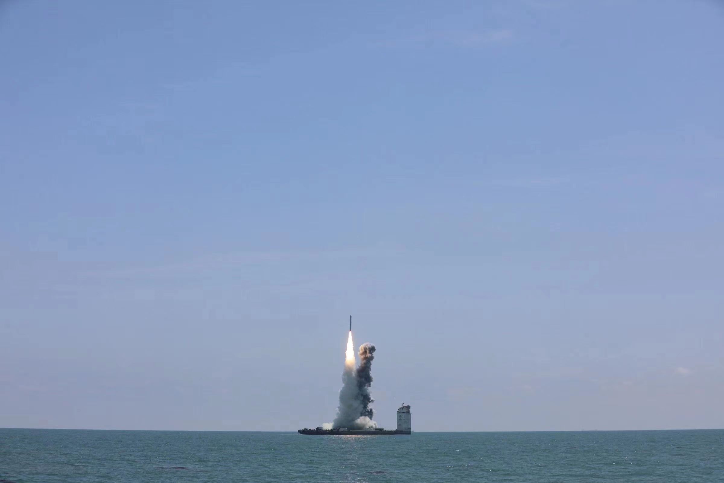 4月30日11時30分，我國在東海海域使用長征十一號海射遙三火箭發射吉林一號高分03D（04～07）/04A衛星，衛星順利進入預定軌道，發射任務獲得圓滿成功。人民視覺 圖