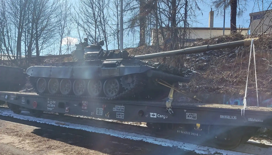 捷克通過鐵路運輸方式向烏克蘭運送援助的T-72坦克。