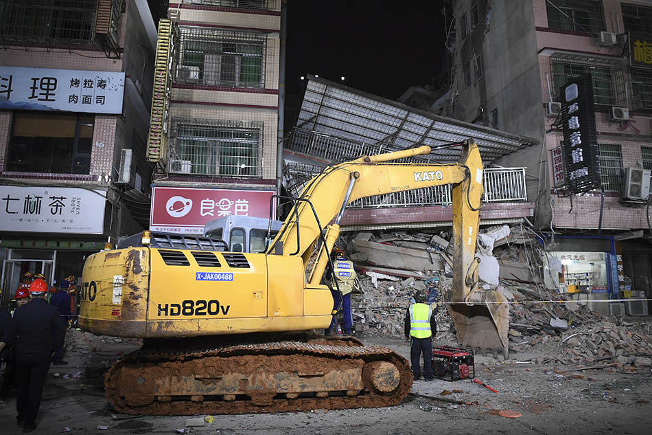 2022年4月29日，长沙市望城区一栋居民自建房倒塌，搜救工作紧张进行。图为挖掘机在现场待命。 中新社记者杨华峰/人民视觉 图