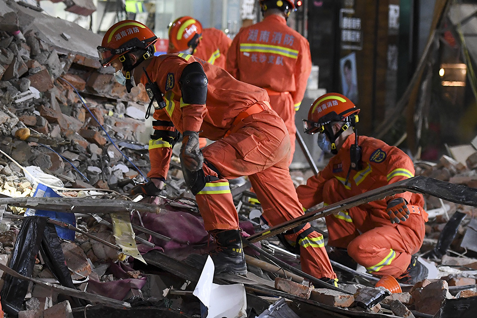 2022年4月29日，长沙市望城区一栋居民自建房倒塌，当晚现场救援人员徒手搬运倒塌物。 中新社记者杨华峰/人民视觉 图