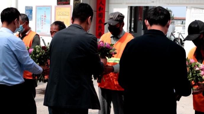 五一,菏澤一企業(yè)將萬朵牡丹花送給一線勞動者