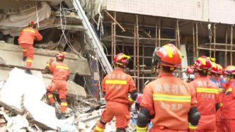 湖南自建房倒塌救援存三难点：两侧相邻建筑随时可能倒塌