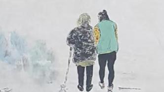 上海一居民区主任兑现约定带老人散步，被居民画进了画里