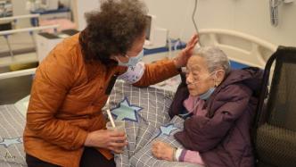 在方舱丨上海百岁老人出院，儿媳含泪记下每一位医护名字