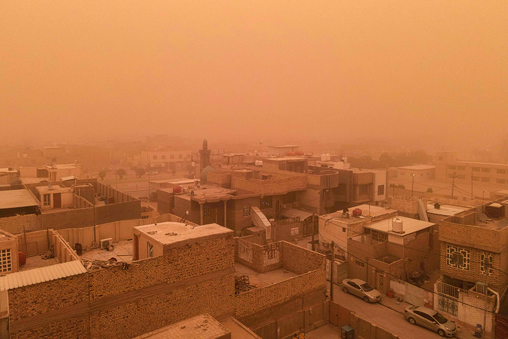 当地时间2022年5月1日,伊拉克巴格达,当地遭遇沙尘暴,黄沙漫天.