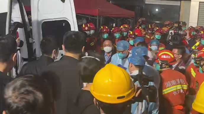 視頻丨長沙居民自建房倒塌事故第8名被困者獲救送醫