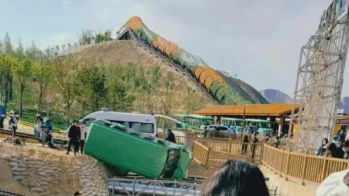 甘肅蘭州野生動物園觀光車側翻，已致16人受傷