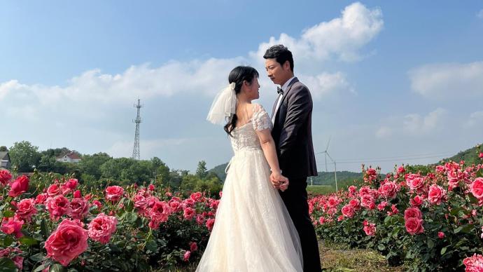 诗人余秀华和90后男友拍摄婚纱照，网友送上祝福