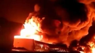 安徽合肥一厂房失火现场火光冲天，无人员伤亡