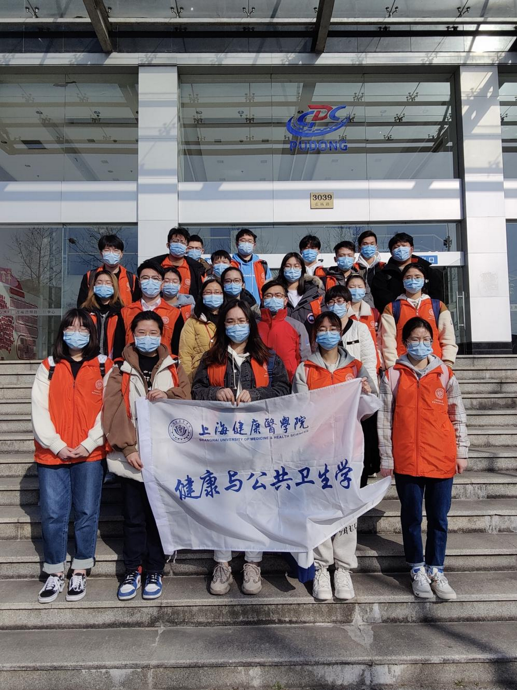 来自上海健康医学院的志愿团队，同吃、同住，一起奋战在浦东新区疾控中心大楼里。